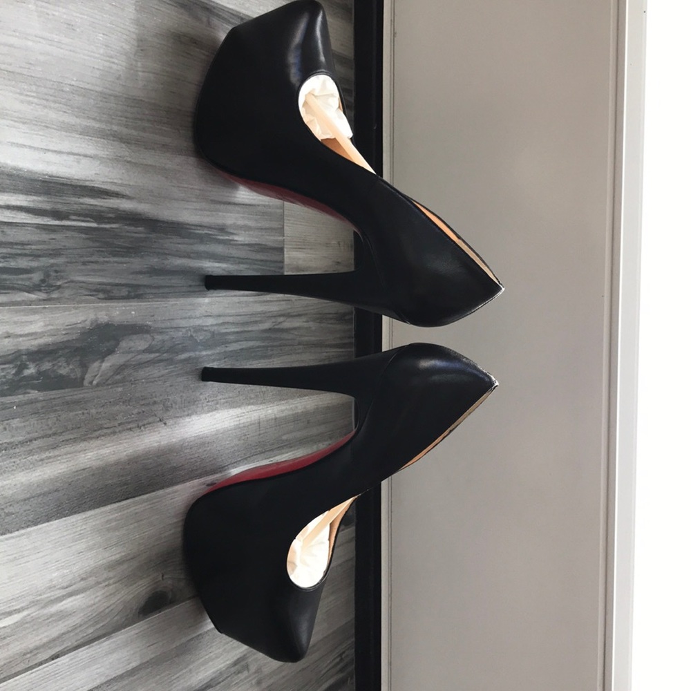 BRAND NEW BLACK LEATHER LOUBOUTIN HEELS